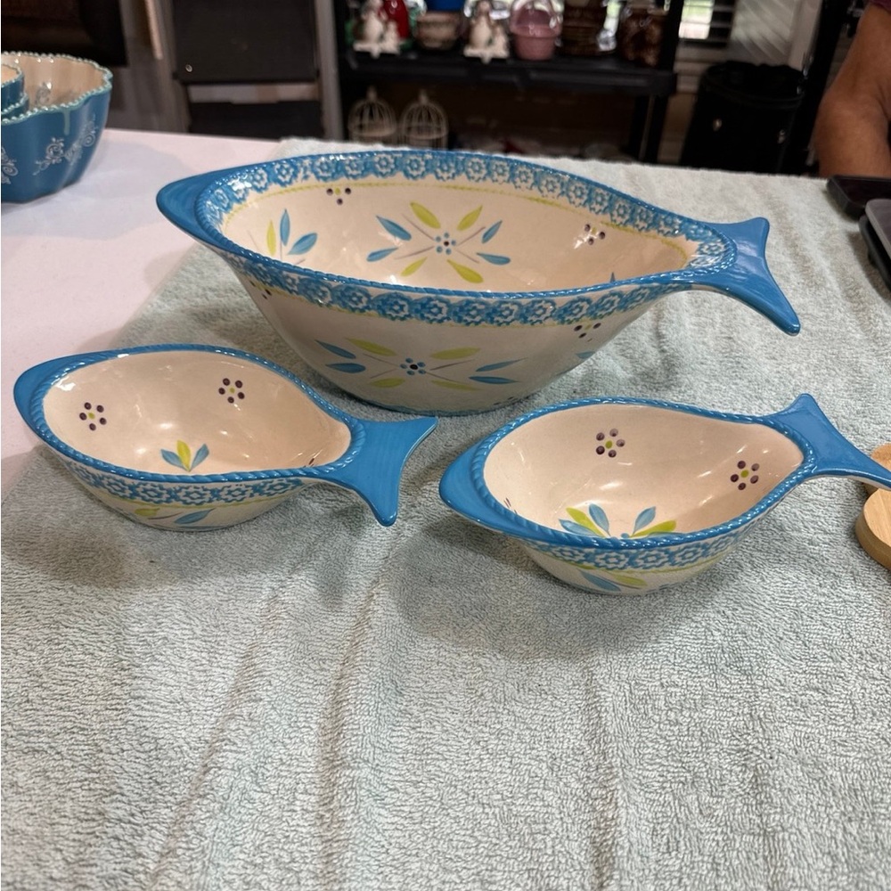 Temp-Tations Blue and Cream Fish-Shaped Serveware Set